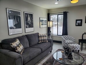 Älytelevisio, takka, pöytäjalkapallopöytä, pöytätennispöytä