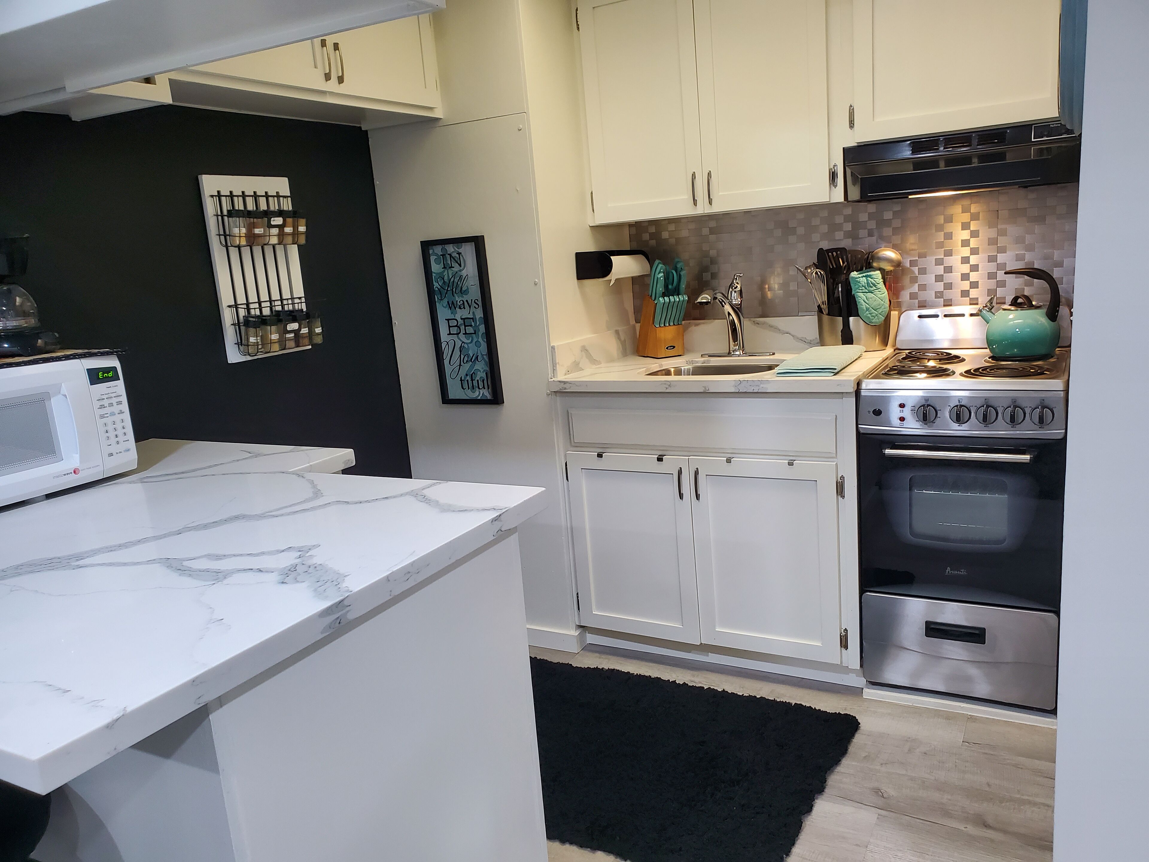 Réfrigérateur, micro-ondes, four, plaque de cuisson