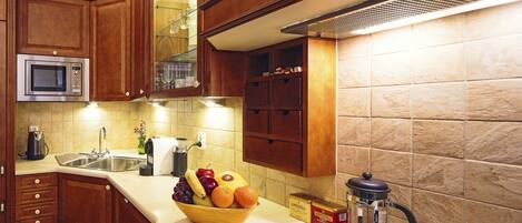 冷蔵庫、電子レンジ、オーブン、コンロ