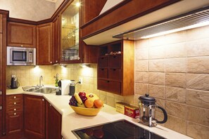 Een koelkast, een magnetron, een oven, een kookplaat