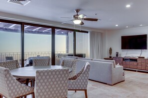 In-room dining - Croc's Penthouse (Jacó)