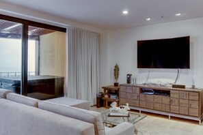 Living room | Flat-screen TV - Croc's Penthouse (Jacó)