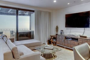 Flat-screen TV - Croc's Penthouse (Jacó)