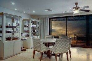 In-room dining - Croc's Penthouse (Jacó)
