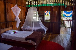 Escritorio y ropa de cama 