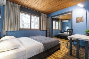 7 bedrooms, desk, iron/ironing board, travel crib