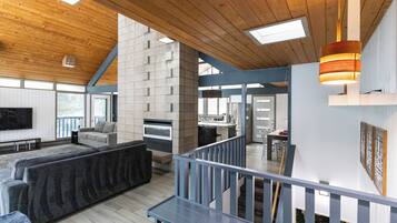 TV connectée, cheminée, lecteur de DVD, vidéothÚque