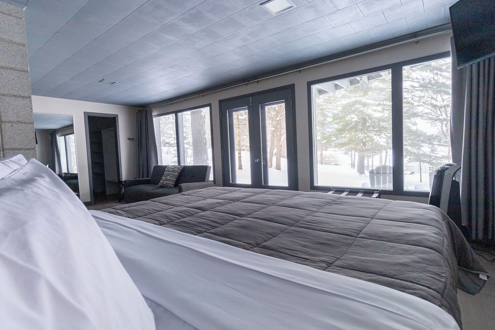 7 habitaciones, escritorio y tabla de planchar con plancha 