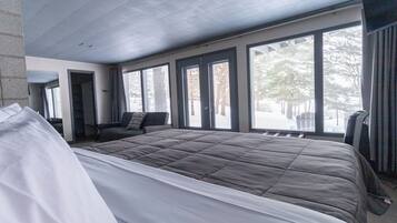 7 bedrooms, desk, iron/ironing board, travel crib