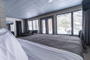 7 bedrooms, desk, iron/ironing board, travel cot