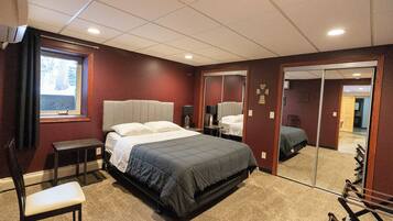 7 makuuhuonetta, työpöytä, silitysrauta/-lauta, vauvan matkasänky