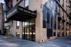 Hotel Gatsby com fachada moderna, grandes janelas e entrada imponente.