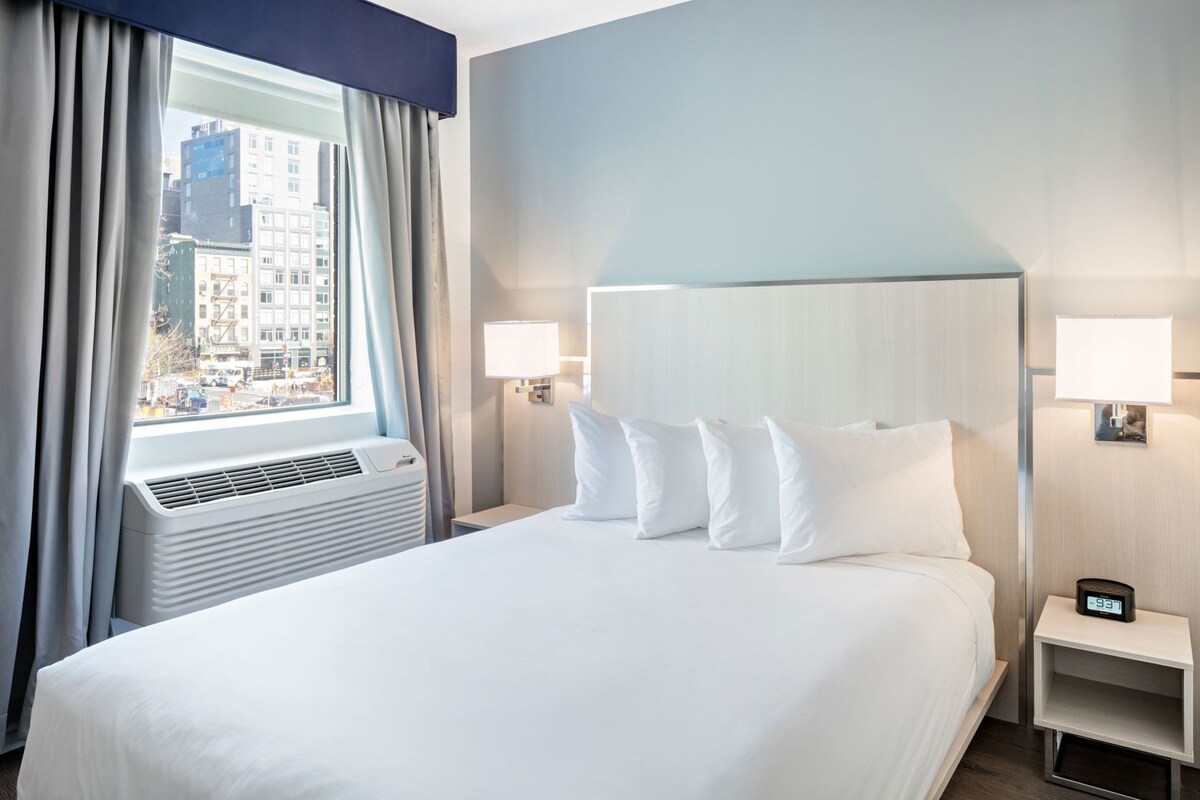 Premium bedding, pillowtop beds, in-room safe, desk