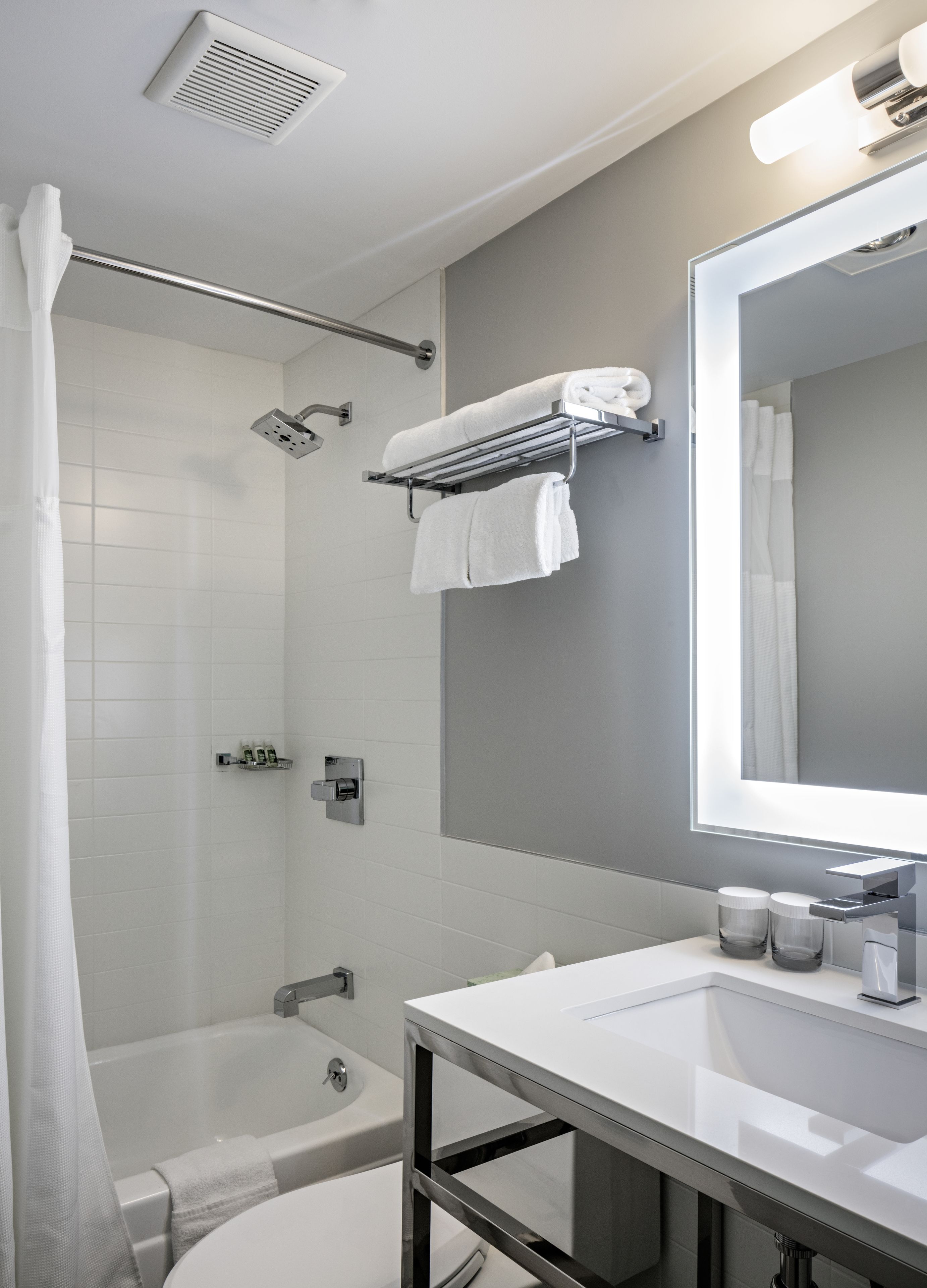 Duschwanne, Designer-Toilettenartikel, Haartrockner, Handtücher