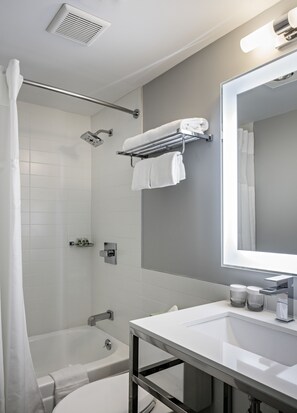 Duschwanne, Designer-Toilettenartikel, Haartrockner, Handtücher