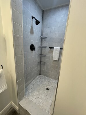 Estúdio standard, 2 camas de casal, para não fumantes, cozinha americana | Banheiro | Chuveiro, produtos de toalete grátis, secador de cabelo 