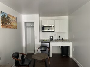 Deluxe Studio, 1 Queen Bed, Non Smoking | Egyptian cotton sheets, premium bedding, individually furnished, desk - Gatehouse Motel (Corning)