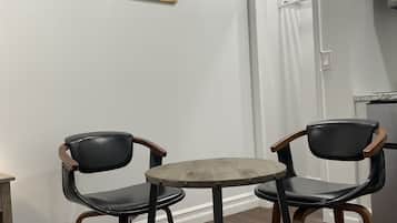 Deluxe Studio, 1 Queen Bed, Non Smoking | Living area | Offices