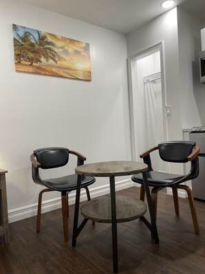 Deluxe Studio, 1 Queen Bed, Non Smoking | Living area | Offices - Gatehouse Motel (Corning)