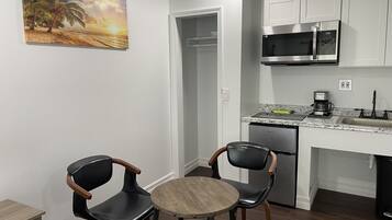 Deluxe Studio, 1 Queen Bed, Non Smoking | Egyptian cotton sheets, premium bedding, individually furnished, desk