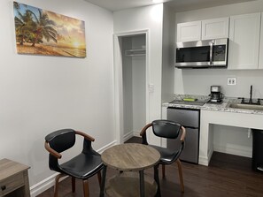 Deluxe Studio, 1 Queen Bed, Non Smoking | Egyptian cotton sheets, premium bedding, individually furnished, desk - Gatehouse Motel (Corning)