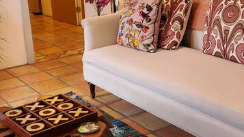 Smart-TV, DVD-Player, BĂŒcher, Videothek