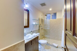 Dusche, kostenlose Toilettenartikel, Haartrockner, Handtücher