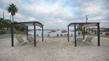 Plage à proximité, chaises longues