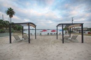 Playa en los alrededores y camastros 