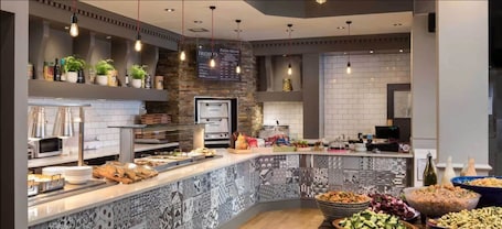 Desayuno (GBP 10 por persona)