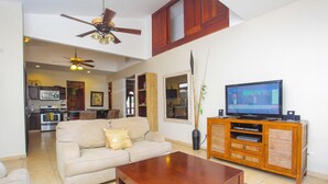 Comfort Apartment, 3 Bedrooms, Non Smoking | Living room | Flat-screen TV - La Paloma Blanca I3 (Jacó)