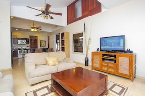 Comfort appartement, 3 slaapkamers, niet-roken | Woonkamer | Een flatscreentelevisie