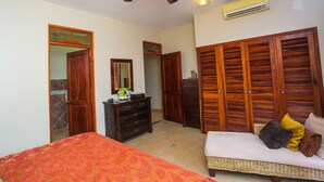 Comfort Apartment, 3 Bedrooms, Non Smoking | 3 bedrooms, in-room safe, iron/ironing board, free WiFi - La Paloma Blanca I3 (Jacó)