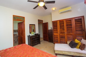 Comfort appartement, 3 slaapkamers, niet-roken | 3 slaapkamers, een kluis op de kamer, een strijkplank/strijkijzer