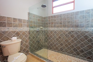Appartement Confort, 3 chambres, non-fumeur | Salle de bain | Douche, articles de toilette (gratuits), séchoir à cheveux