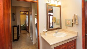 Comfort Apartment, 3 Bedrooms, Non Smoking | Bathroom | Shower, free toiletries, hair dryer, towels - La Paloma Blanca I3 (Jacó)