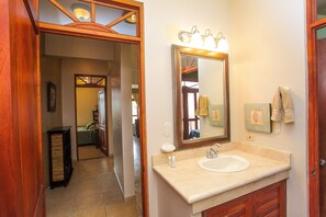 Comfort Apartment, 3 Bedrooms, Non Smoking | Bathroom