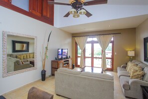 Comfort Apartment, 3 Bedrooms, Non Smoking | Living room