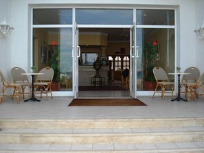 Property entrance - Hotel Flamingo Beach (Mezraia)