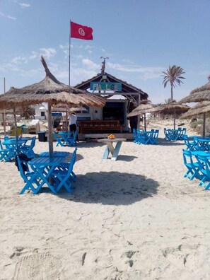 Private beach, white sand, beach bar - Hotel Flamingo Beach (Mezraia)
