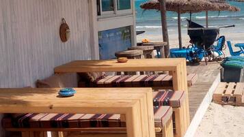 Quầy bar trên bãi biển