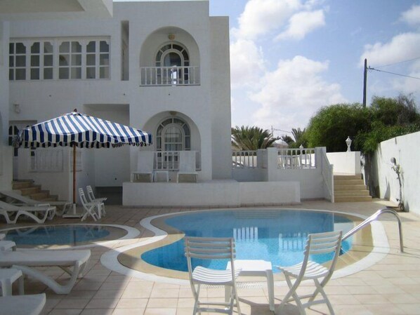 Außenpool, geöffnet von 10:00 Uhr bis 19:00 Uhr, Sonnenschirme