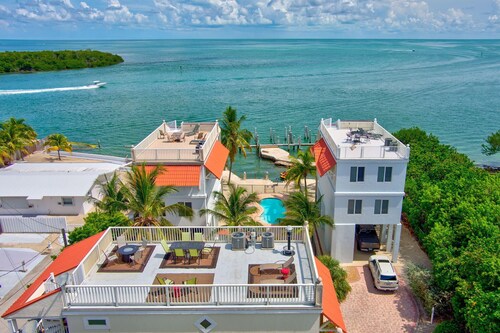 LUXURY GULF FRONT VILLA ON GULF OF MEXICO 3 BEDS 3 BATH~TIKI BAR~JACUZZI~POOL!!