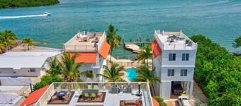 I HATE THIS PLACE! iykyk ELEVATOR~TIKI BAR~BOAT SLIP! MOON DECK/POOL~GULF FRONT!