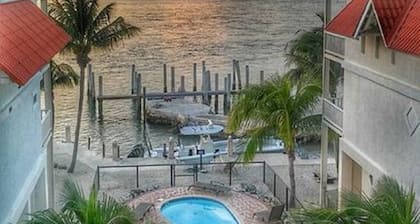 LUXURY GULF FRONT VILLA ON GULF OF MEXICO 3 BEDS 3 BATH~TIKI BAR~JACUZZI~POOL!!