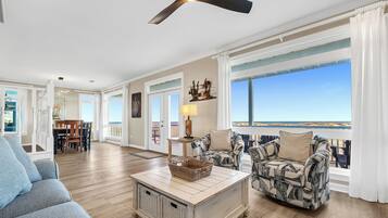 Televisión, reproductor de DVD, libros, videoteca