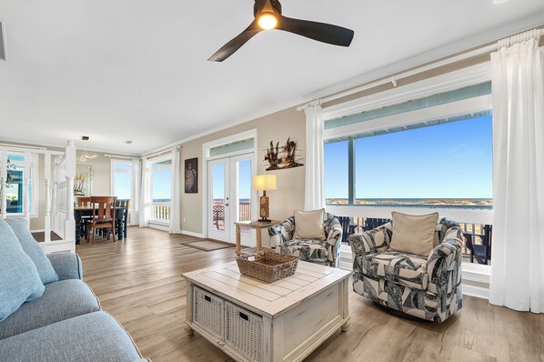 Televisor, reproductor de DVD, llibres i videoteca 