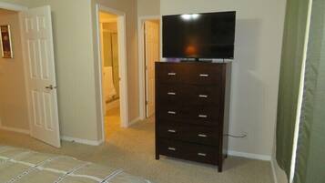 2 bedrooms, iron/ironing board, WiFi (free), bed sheets