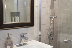 Douche, séchoir à cheveux, serviettes fournies, savon