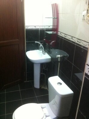 Shower, free toiletries, towels